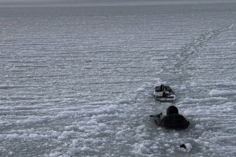 Durch den Eisschlamm näherten sich die Seenotretter dem verunglückten Kitesurfer.