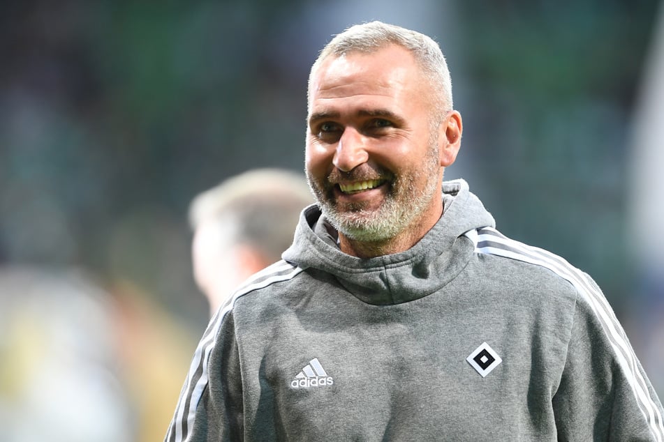 HSV-Coach Tim Walter (45) kann nach einem schwachen Saisonstart und unruhigen Wochen im Volkspark wieder lachen: Sein Team hat sich stabilisiert.
