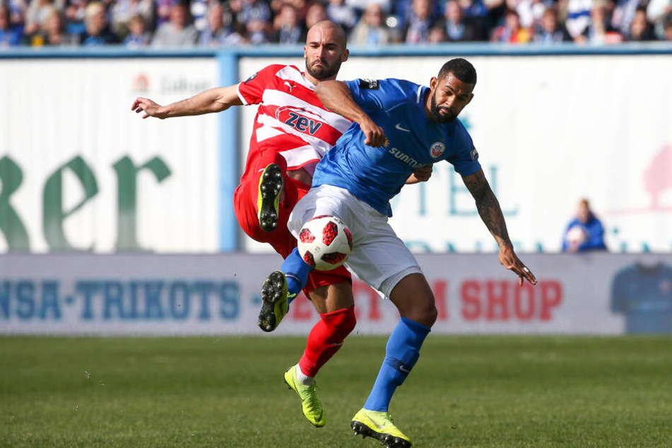 Nico Antonitsch (l.) im Zweikampf mit Cebio Soukou.