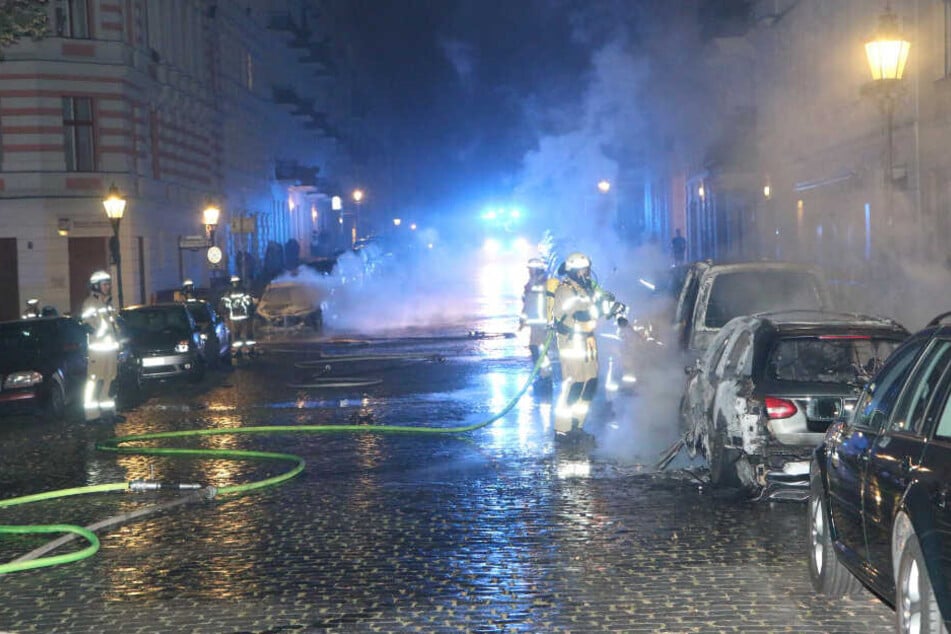 Autos standen im Bergmannkiez in Flammen.