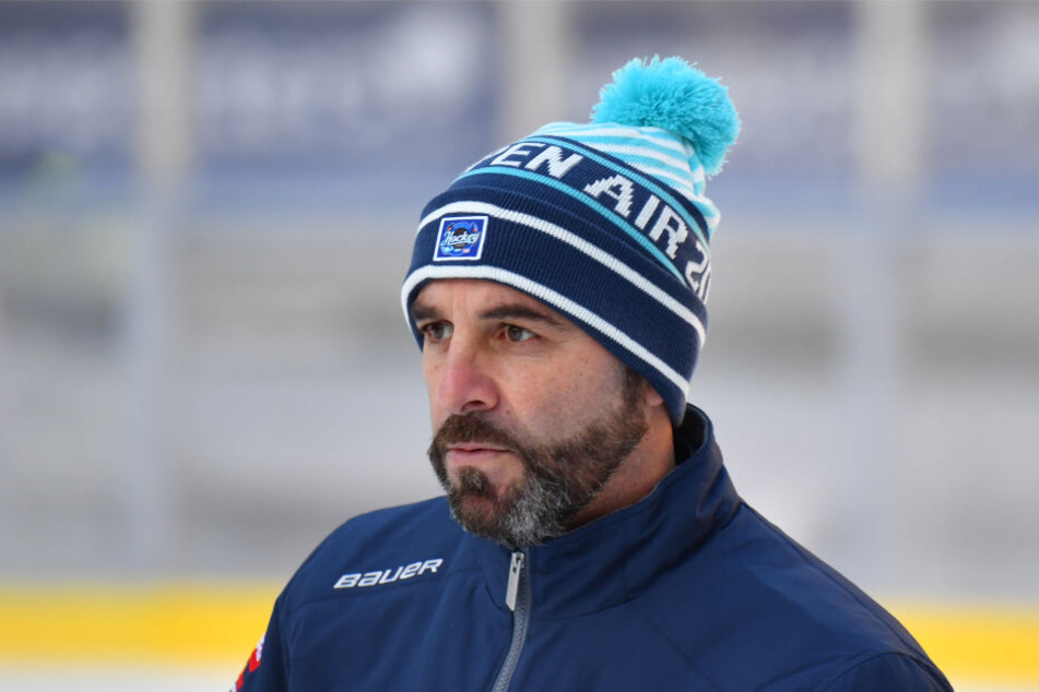 Eislöwen-Coach Rico Rossi kann nicht zufrieden sein.