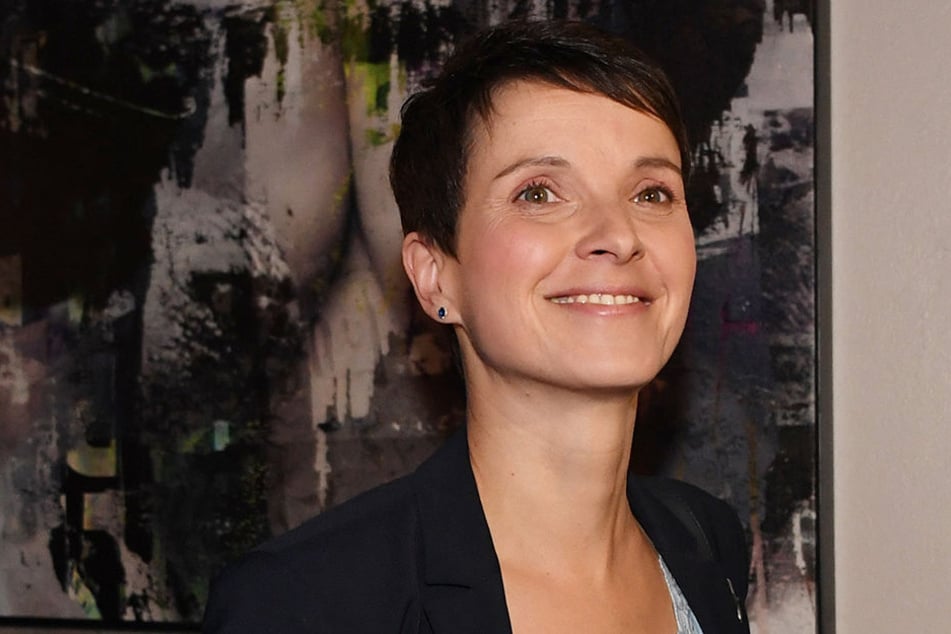 Frauke Petry findet, dass ein "extrem schwacher Ministerpräsident" die Verantwortung weiter schiebt.