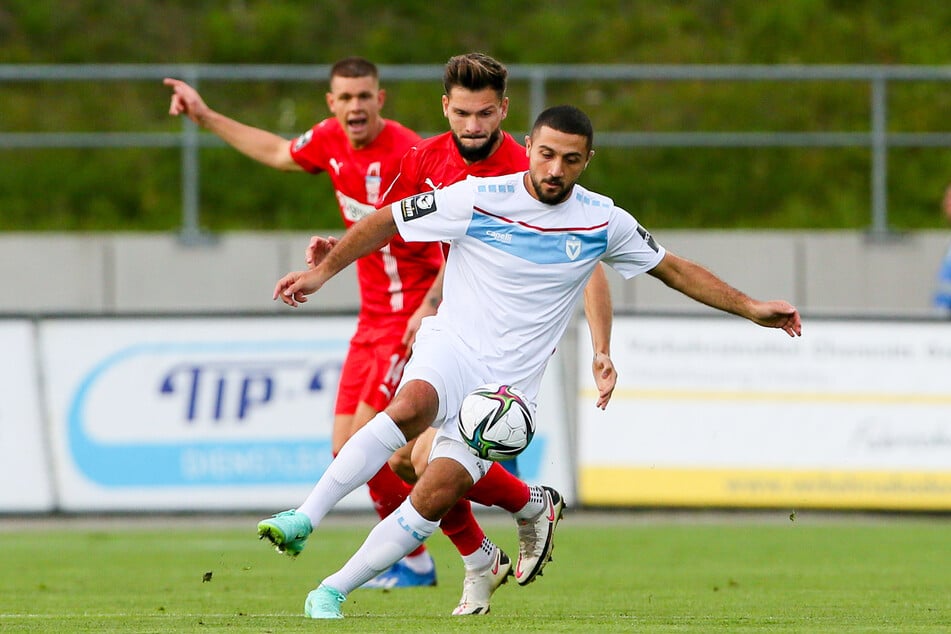 Enes Küc (27, v.) erregte im Trikot von Viktoria Berlin Aufsehen, ehe es ihn in die Türkei zog. In der neuen Saison will er mit der VSG Altglienicke für Furore sorgen. (Archivbild)