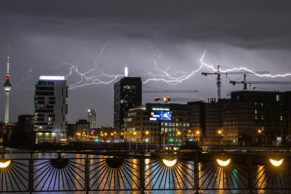 Blitze zucken über der Hauptstadt.