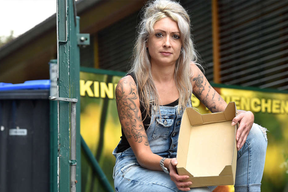 Dieser leere Karton blieb zurück: Nadine Szibele (31), Vizechefin der Kita "Bienchen", ist richtig sauer auf die Getränkediebe.