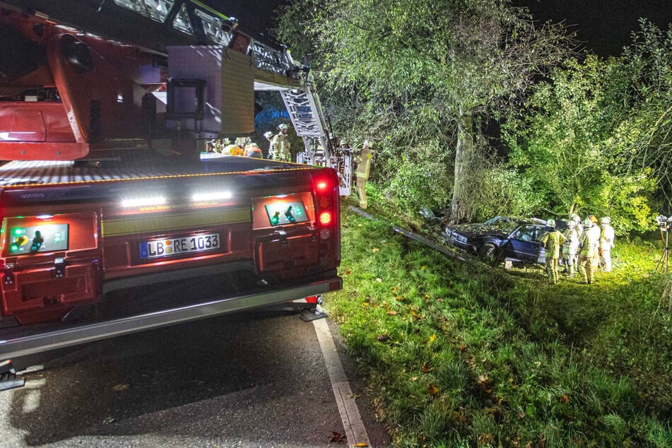 Wagen kracht gegen Baum: Drei Insassen teils schwer verletzt, darunter ein Kind