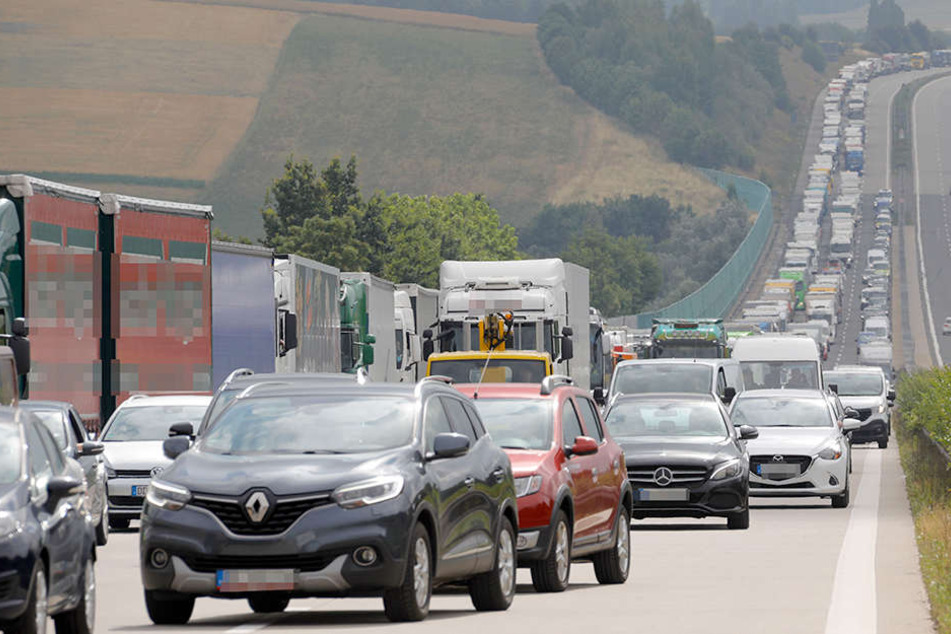Die A4 bei Hainichen wird von drei auf zwei Spuren verengt, es droht Stau. (Archivbild)