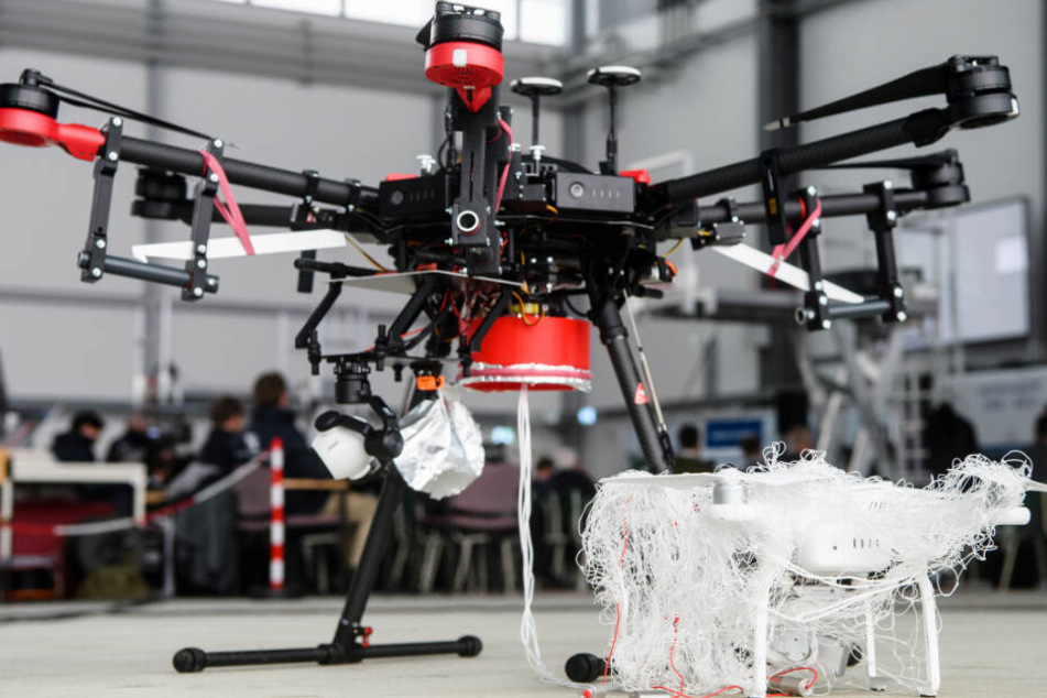 Die Deutsche Flugsicherung hat in Manching in Bayern mehrere Ansätze der Drohnenjagd präsentiert.