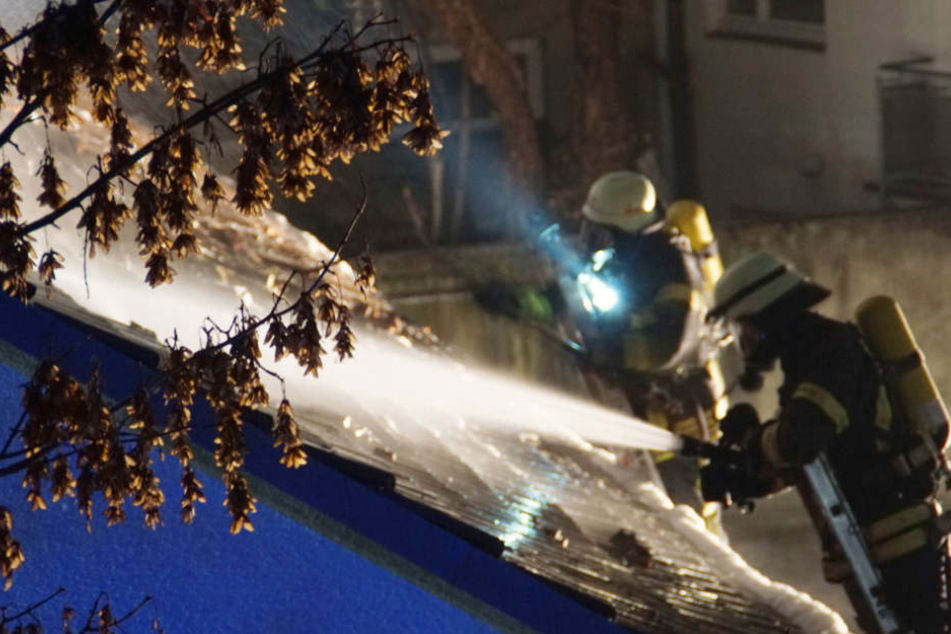 Die Löscharbeiten der Feuerwehr hielten bis in die Nacht an.