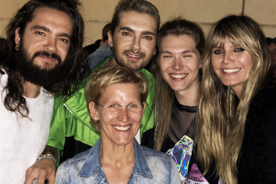 Kann ihr Glück gar nicht fassen: GNTM-Tatjana (2.v.r.) hat beim Tokio-Hotel-Konzert in Leipzig Model-Mama Heidi Klum (r.) und die Kaulitz-Brüder Tom (l.) und Bull wiedergetroffen. Auch Tatjanas Mama durfte mit aufs Bild.
