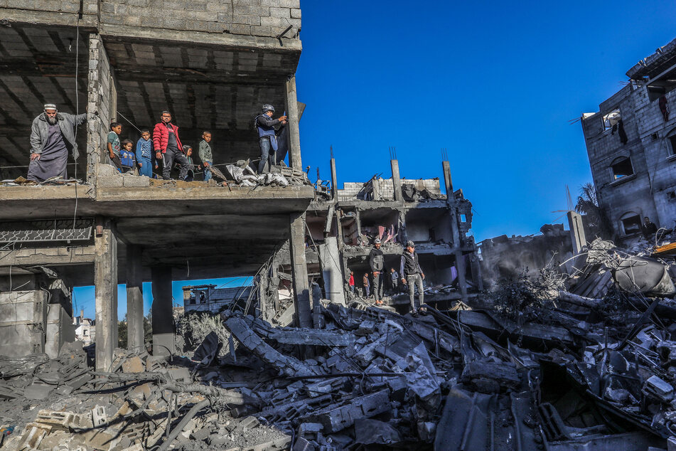 Palästinenser inspizieren die Schäden nach einem israelischen Luftangriff auf ein Haus der Familie Al-Arja in der Stadt Rafah im südlichen Gazastreifen.