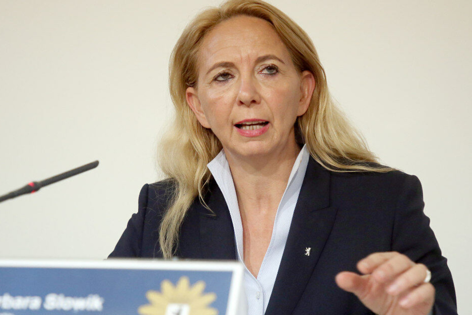 Berlins Polizeipräsidentin Barbara Slowik spricht bei einer Pressekonferenz.