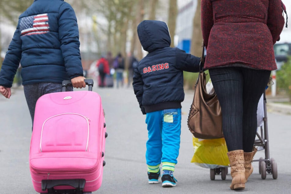Eine Flüchtlingsfamile kommt in die Erstaufnahme. Viele Kosten müssen die Kommunen selbst tragen.