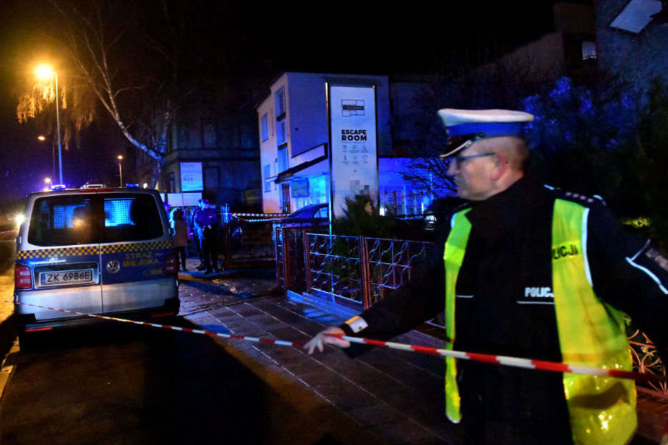 Ein Polizist sichert den Escape Room ab. Durch einen Brand sind fünf Jugendliche gestorben.