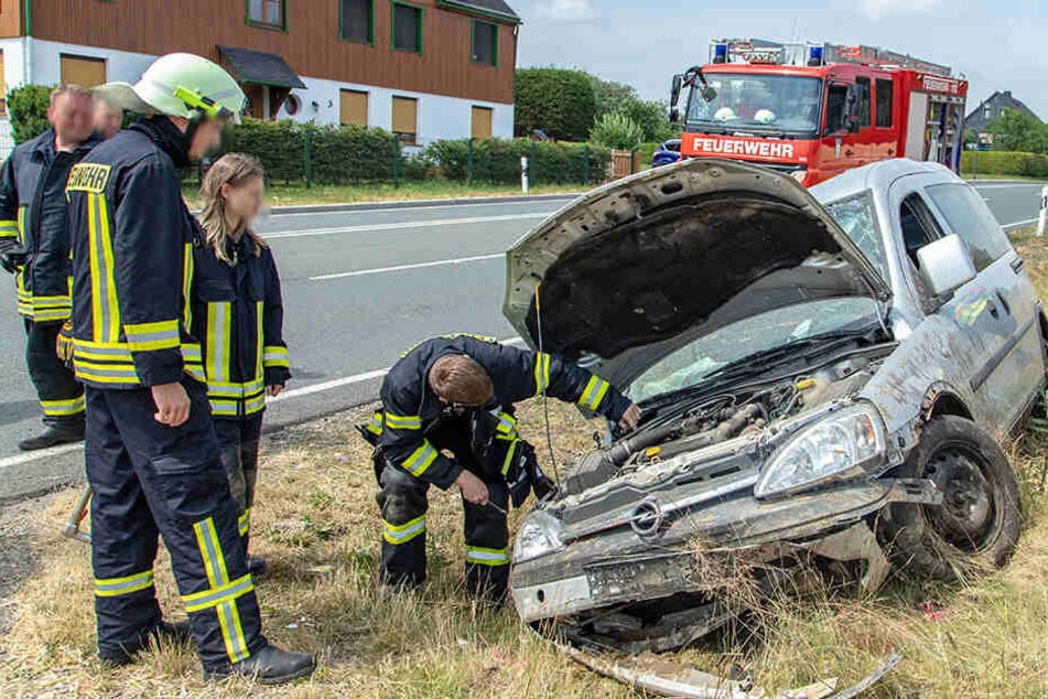 Der Opel hatte sich überschlagen und war im Graben liegen geblieben.