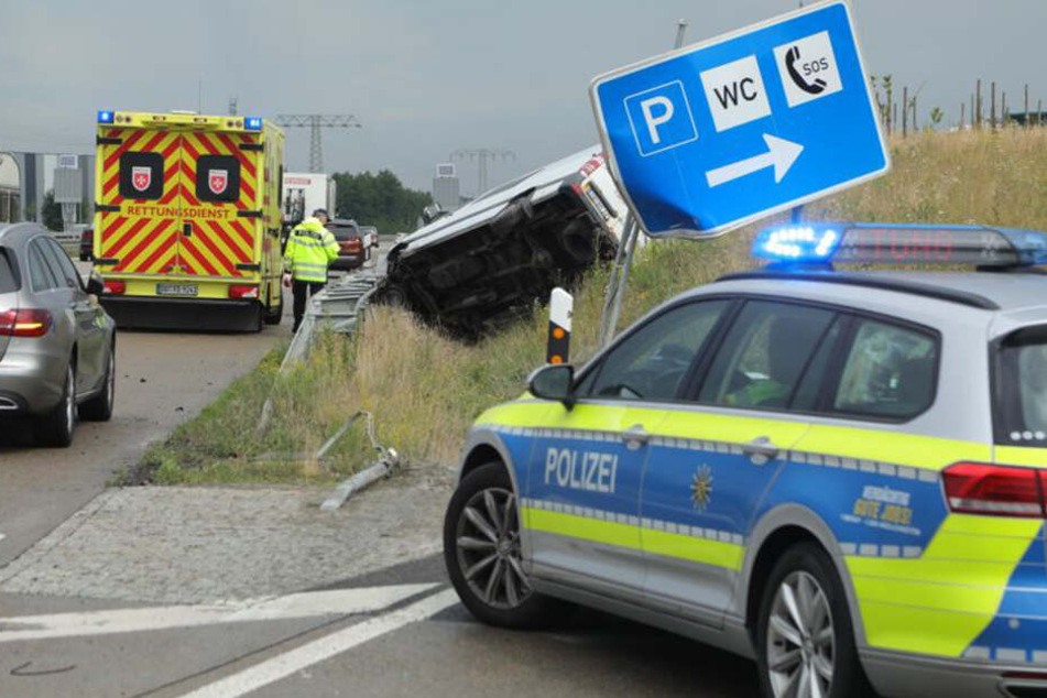 Der Mercedes-Benz Sprinter krachte zunächst gegen ein Parkplatzschild und kam dann in einem Graben zum Liegen.