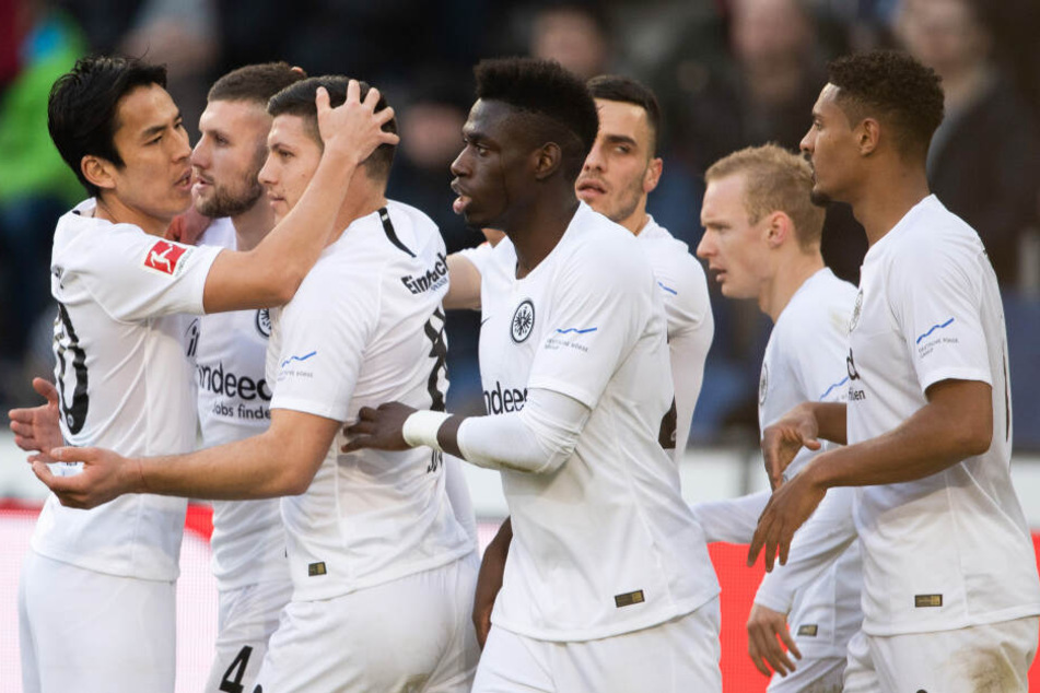 Nur drei Tage nach dem intensiven Europa League-Match gegen Donezk fegte die Eintracht in fast identischer Besetzung Kellerkind Hannover 96 vom Feld.