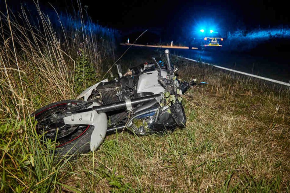 Die Yamaha im Straßengraben. Nachdem der Biker bereits gestützt war, rollte das Motorrad noch einige Meter weiter.