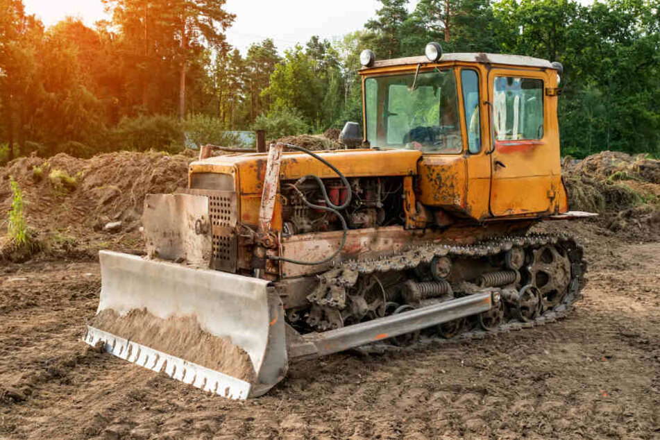 Ein Mann war von einer Planierraupe gestürzt, die daraufhin alleine losfuhr. (Symbolbild)
