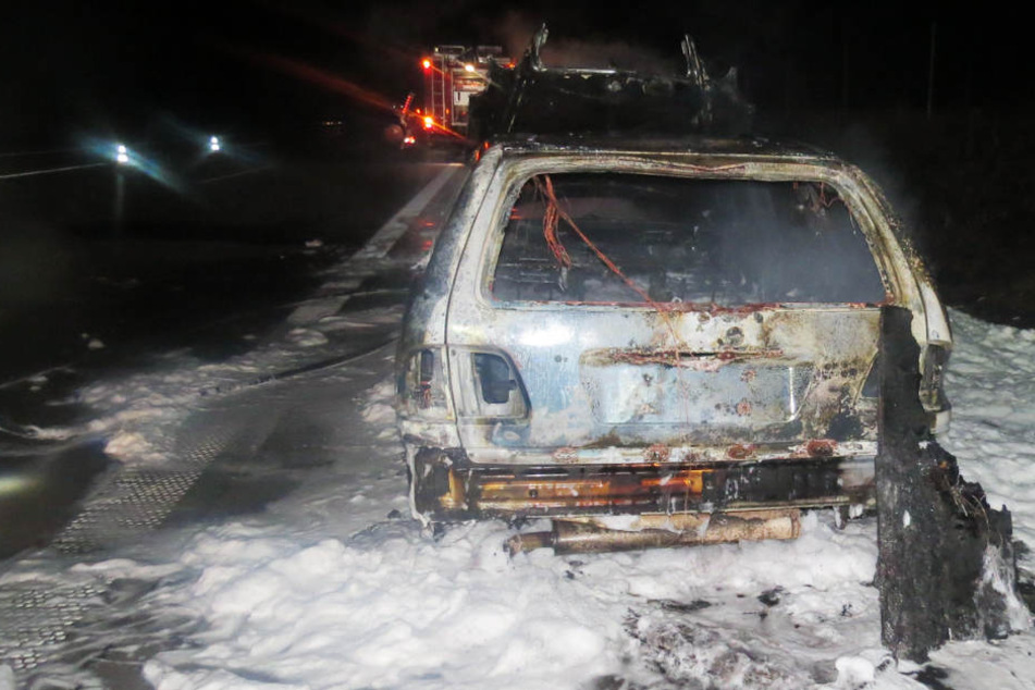 Als die Einsatzkräfte eintrafen, stand der Mercedes bereits lichterloh in Flammen.