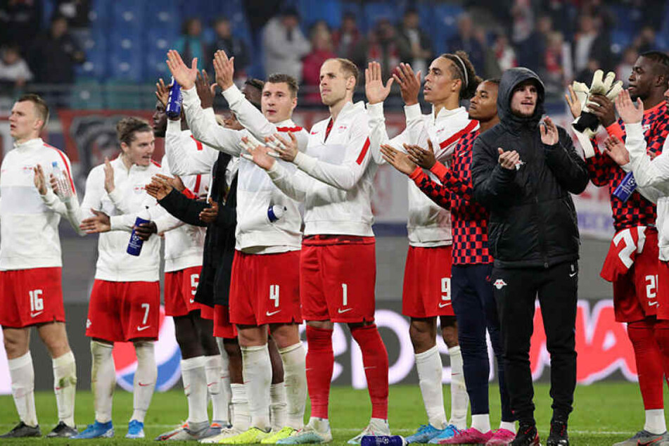 Nach dem wichtigen zweiten Gruppensieg feierte die Mannschaft mit den Fans.