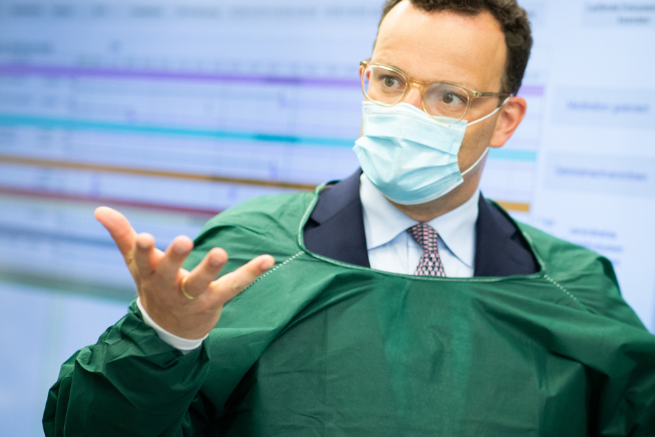 Jens Spahn (CDU), Bundesminister für Gesundheit, trägt Mundschutz und Schutzkleidung bei einem Besuch in einem Intensiv-Patientenzimmer auf der Intensivstation im Universitätsklinikum Schleswig-Holstein in Kiel.