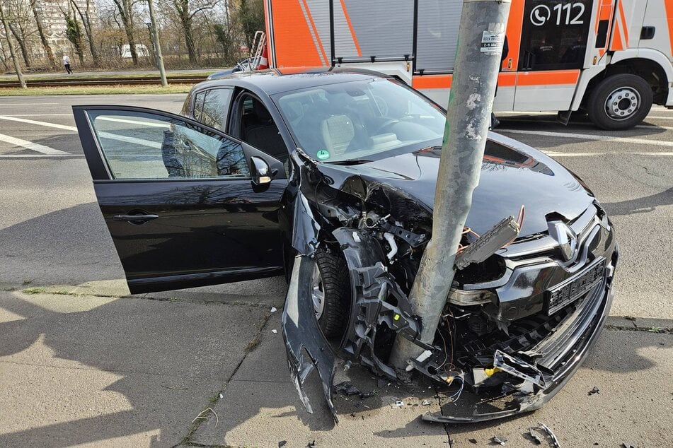 Auf der Lützner Straße ist es am Montag zu einem Unfall zwischen einem Renault und einem Mercedes-Laster gekommen. Das Auto wurde dabei schwer beschädigt.