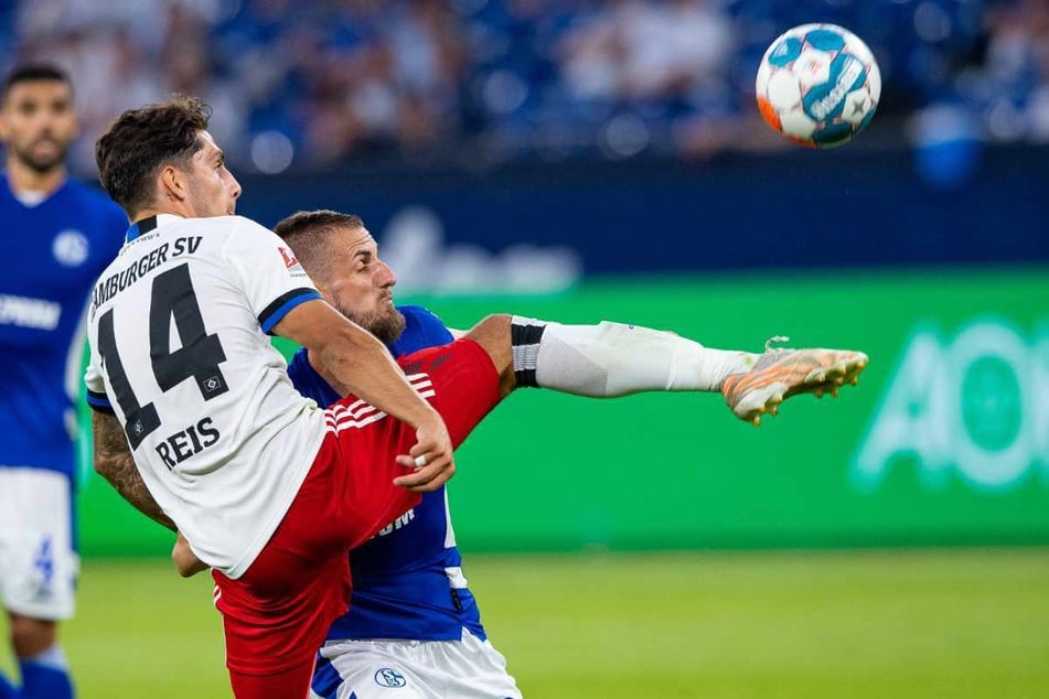 Ludovit Reis (21) zeigte sich wie hier im Zweikampf mit Schalkes Dominik Drexler giftig und zeigte ein ansprechendes Debüt.