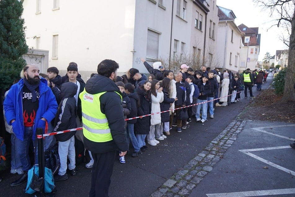 Die Warteschlange war bei der großen Eröffnung um 14 Uhr bereits lang.