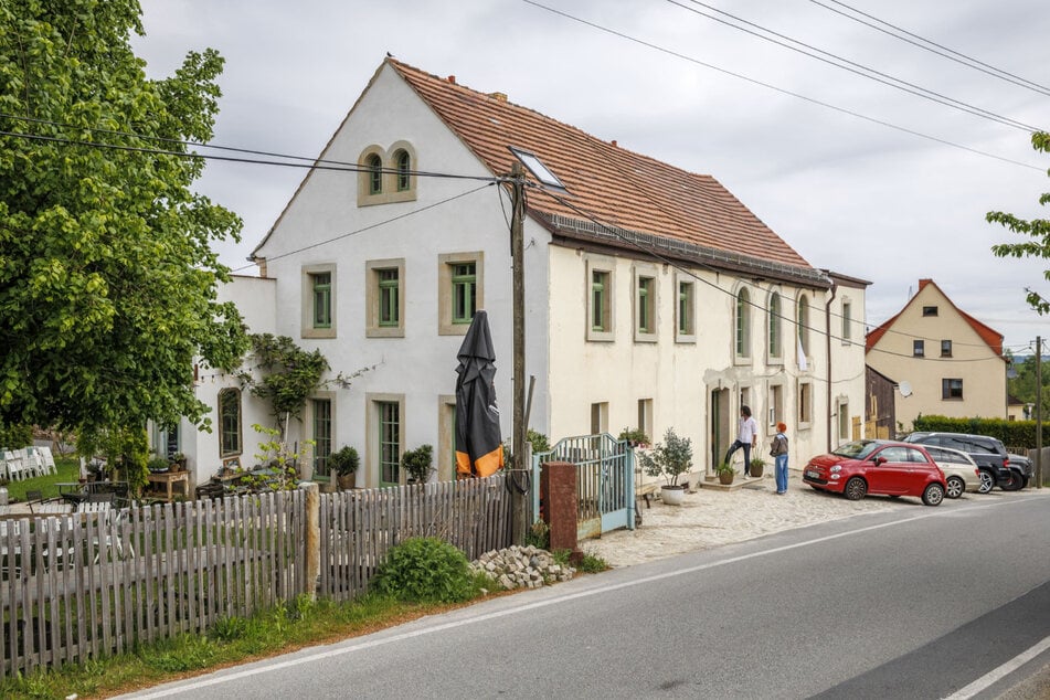Der Gasthof "Zur Silbertalsperre" - die Fassade mit Sandstein-Fenstereinfassungen bedarf nur noch kleiner Arbeiten.