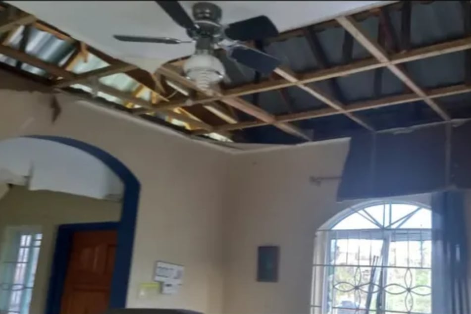 Unter anderem ist das Dach des Familienhauses stark beschädigt.