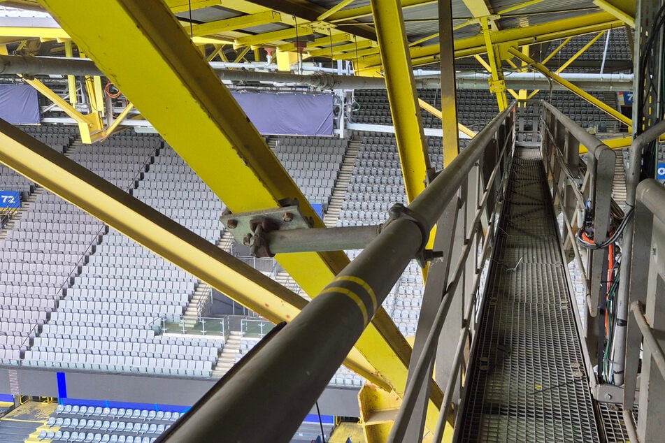Der Vorfall um einen Kletterer im Dach des Dortmunder Stadions erscheint in neuem Licht: Vier Tage zuvor hatte es bei der EM schon einmal ein Unbefugter nach oben geschafft, wie die Polizei bestätigt.