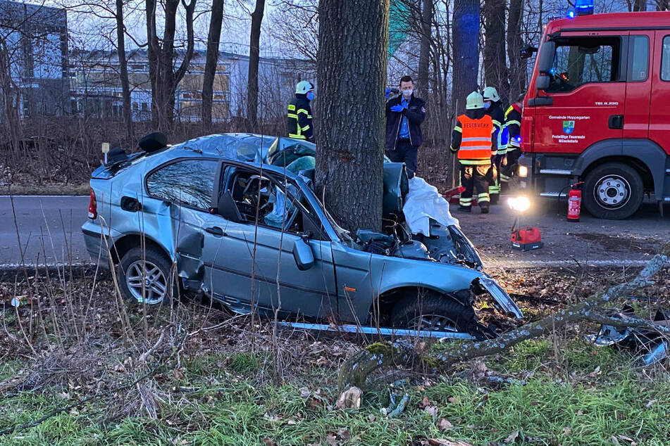 Am frühen Freitagabend ist ein BMW-Fahrer bei einem schweren Verkehrsunfall östlich von Berlin tödlich verunglückt.