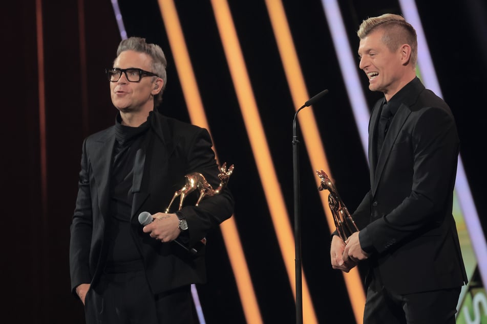 Fanboys: Robbie Williams (50, l.) und Toni Kroos (34) trafen sich als Freunde auf der "Bambi"-Bühne.