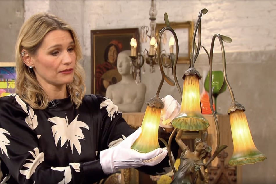 Kunsthistorikerin Bianca Berding (44) analysiert die Jugendstil-Lampe.
