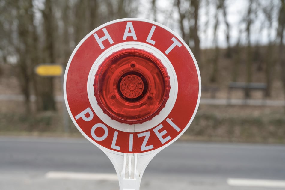 Mit der Anhaltekelle konnte die Polizei wenig ausrichten. Der 14-Jährige ignorierte die Beamten einfach. (Symbolfoto)