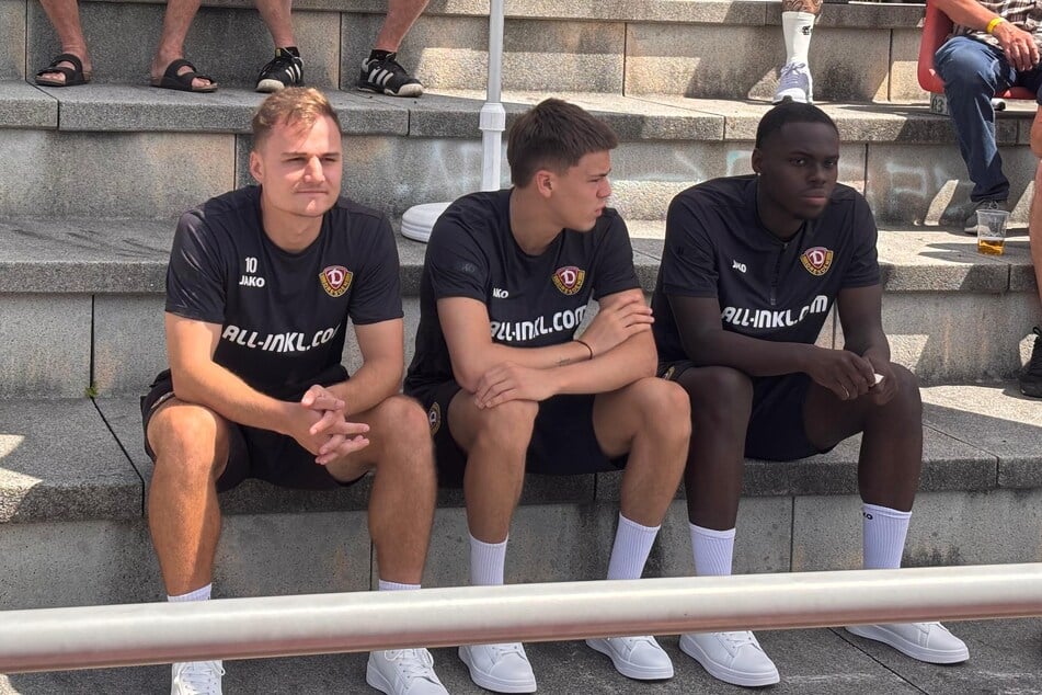 Dynamo-Neuzugang Kofi Amoako (r.) sitzt heute noch auf den Zuschauerrängen.