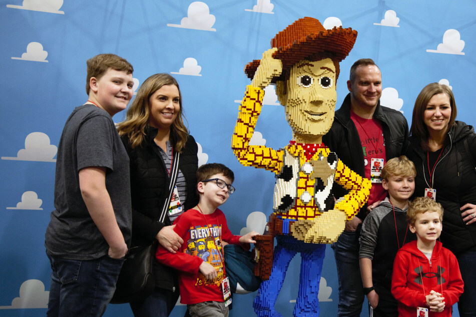 Woody aus dem beliebten Kinderfilm Toy Story freut sich über Euren Besuch beim Brick Fest ab Freitag (26.4.).