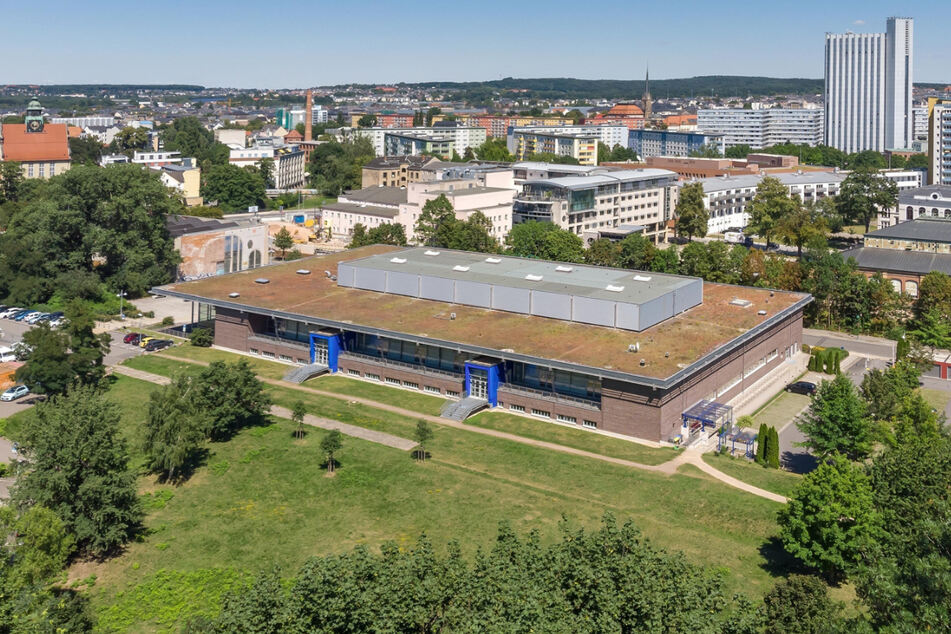 Ab Ende März wird in der Richard-Hartmann-Halle in Chemnitz gegen Corona geimpft. Das neue Impfzentrum soll doppelt so viele Menschen impfen wie bisher.