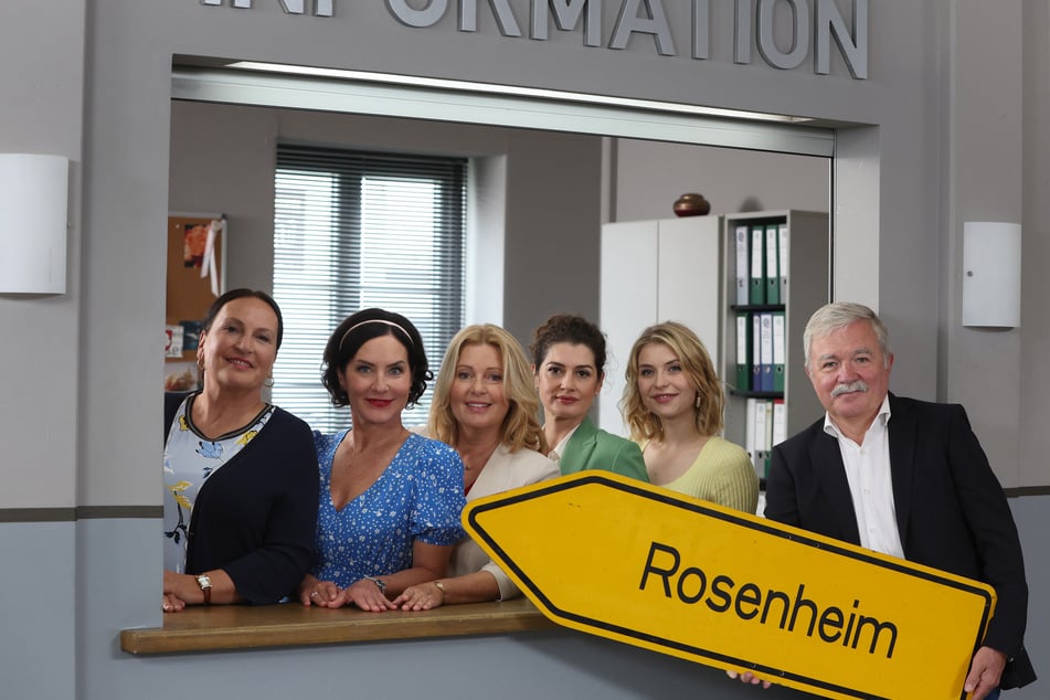 Ursula Maria Burkhart (v.l.n.r.), Marisa Burger, Karin Thaler, Anastasia Papadopoulou, Sarah Thonig und Produzent Alexander Ollig.