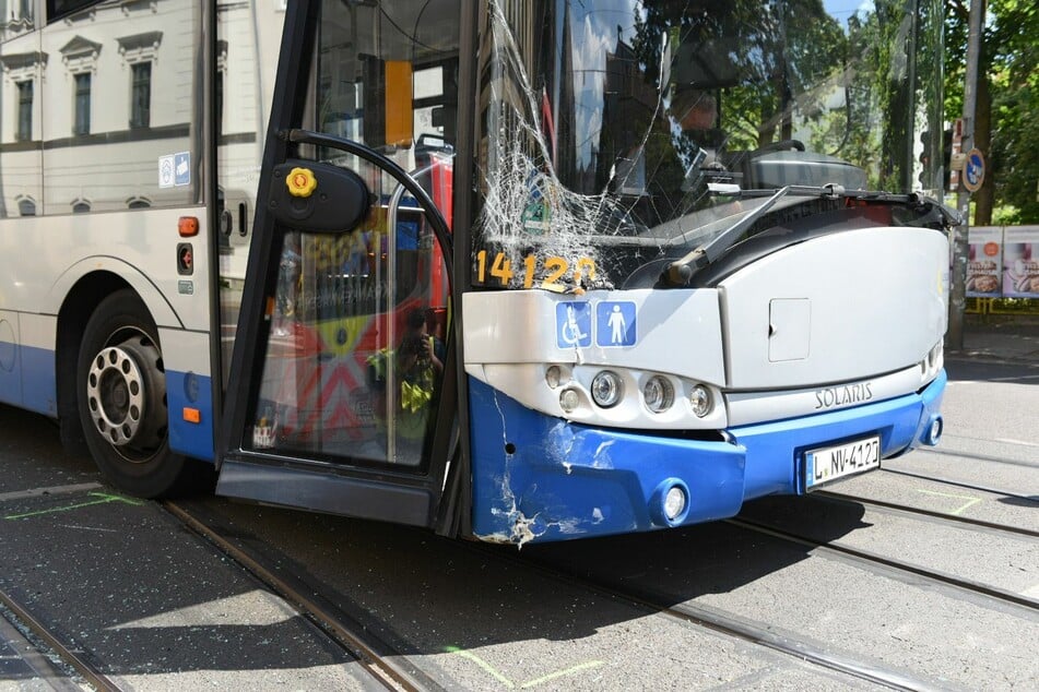 Sowohl am Auto als auch am Bus entstand erheblicher Sachschaden.