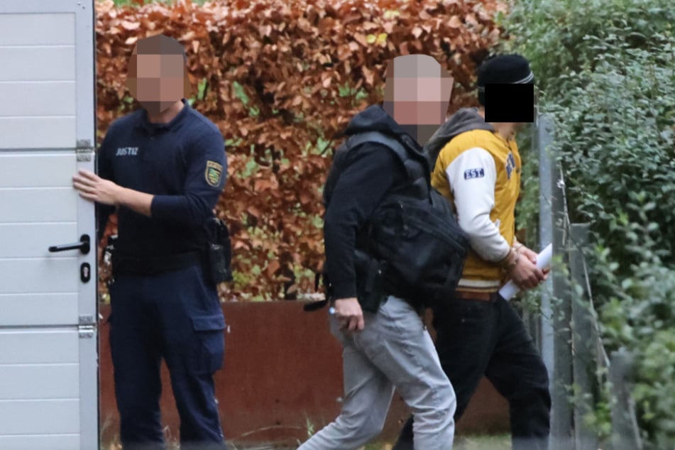 Der 42-jährige Vater muss sich nun wegen Entziehung Minderjähriger in Tateinheit mit Geiselnahme, verbotenen Kraftfahrzeugrennen sowie Gefährdung des Straßenverkehrs verantworten.