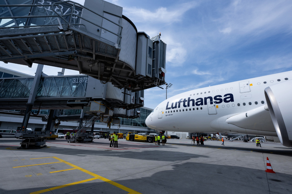 Eine Lufthansa-Maschine des Typs Airbus A380 steht auf dem Flughafen München. Die Airline hat fehlende Innovationen bei der Abfertigung von Flugzeugen beklagt.