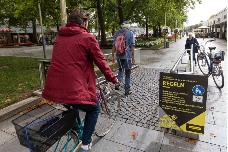 40 Plakate weisen Radfahrer jetzt auf die Regeln auf dem Fußgänger-Boulevard hin.