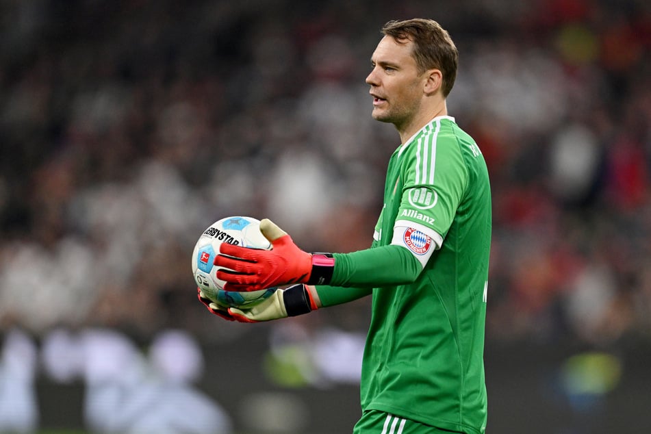 Manuel Neuer musste zwar einmal hinter sich greifen, verlebt ansonsten bislang aber einen ruhigen Arbeitstag.