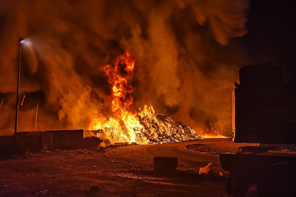 Nach Angaben der Polizei brach das Feuer aus ungeklärten Gründen gegen 2 Uhr im Sortierrestelager der Deponie aus.