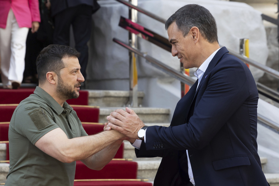 Wolodymyr Selenskyj (45, l), Präsident der Ukraine, begrüßt Pedro Sanchez (51). Der Premierminister von Spanien hat bei seinem Besuch der Ukraine 55 Millionen Euro an neuen Hilfsgeldern zugesagt.