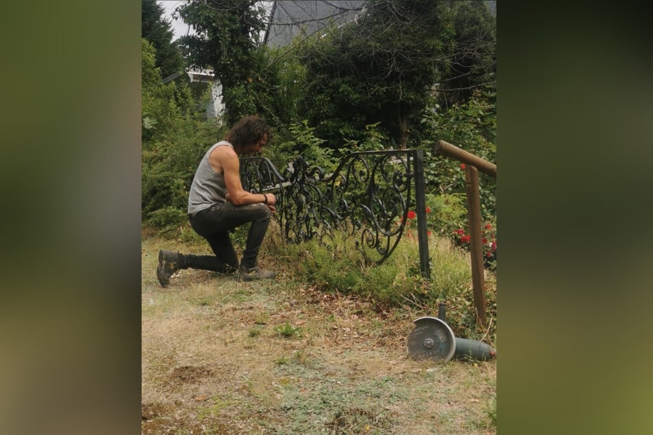 René Kuhnt montierte den vermeintlichen Gartenzaun in Lindenau ab.