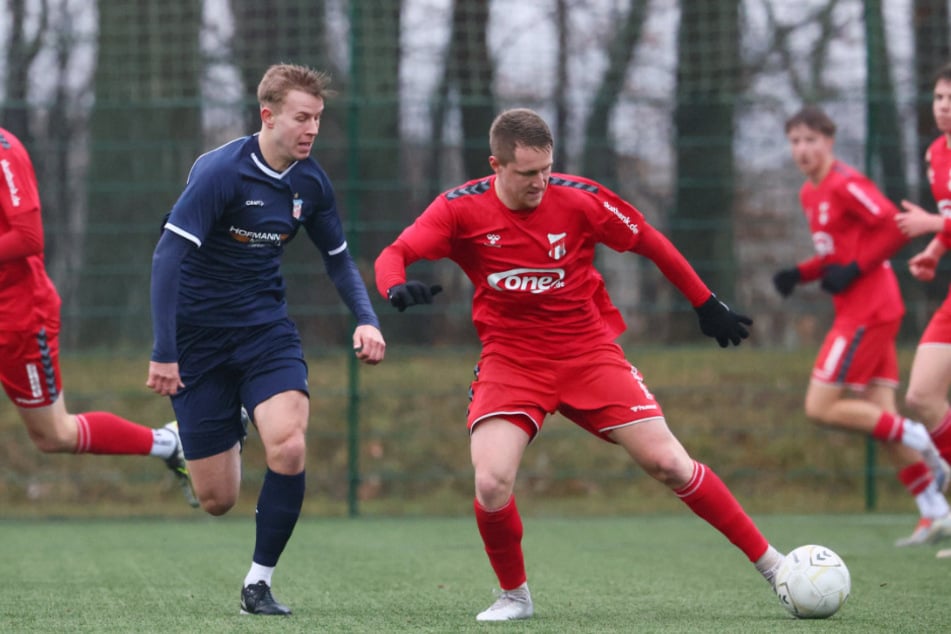 Maximilian Somnitz (l.) im Test gegen den Meuselwitzer Daniel Haubner (26). Für den Zwickauer war es das erste Spiel nach langer Leidenszeit.