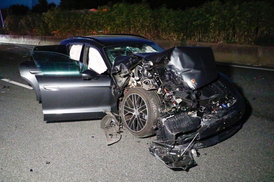 Die völlig zerstörte Frontseite offenbart, mit welcher Wucht der Porsche dem vor ihm befindlichen VW Crafter aufgefahren sein muss.